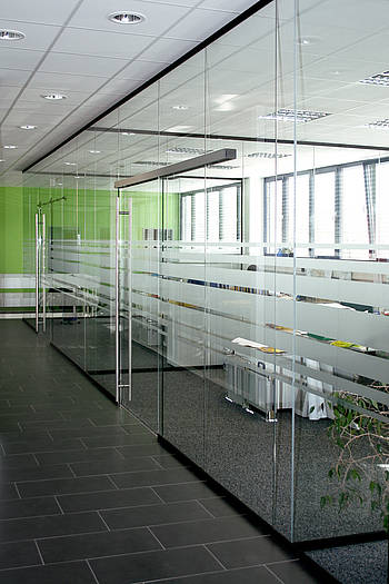 Trennwand Pure Glazing F2500 Vollverglasung mit Sichtschutzfolierung