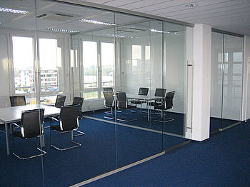 Trennwand Pure Glazing F2500 Vollverglasung Konferenzraum